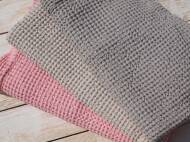 Dostępne kolory narzut bawełnianych Favo soft - od dołu różowa, naturalna i szara