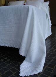 narzuta bawełniana z koronką - prezentacja w kolorze białym na łóżku