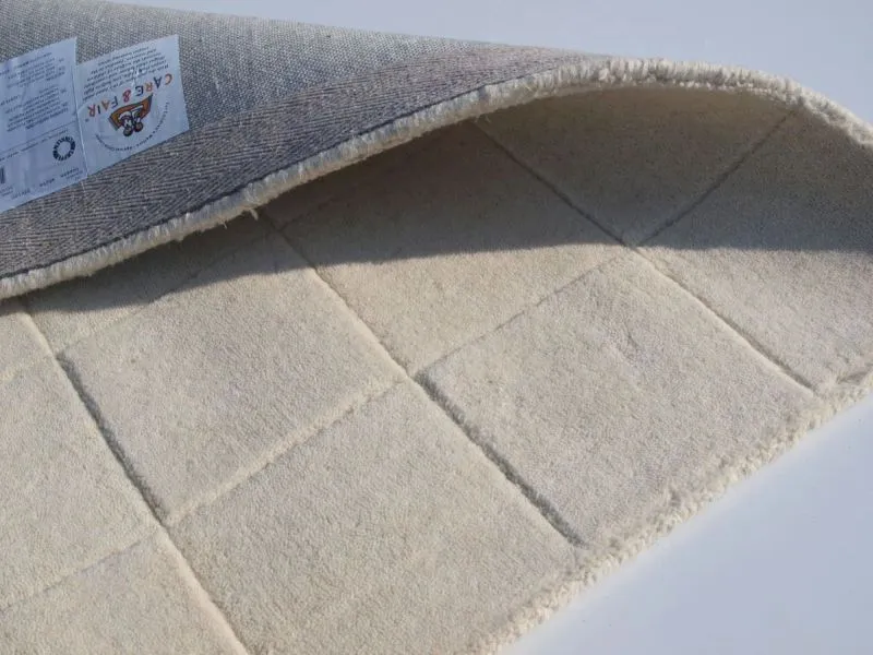 Dywan Luzern White - rzeczywisty kolor dywanu ecru, naturalna biała wełna z delikatnie kremowym odcieniem