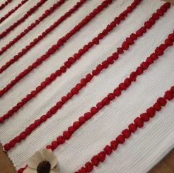 Dywanik TIRAS Tingidas biały z czerwonymii kuleczkami 48x60